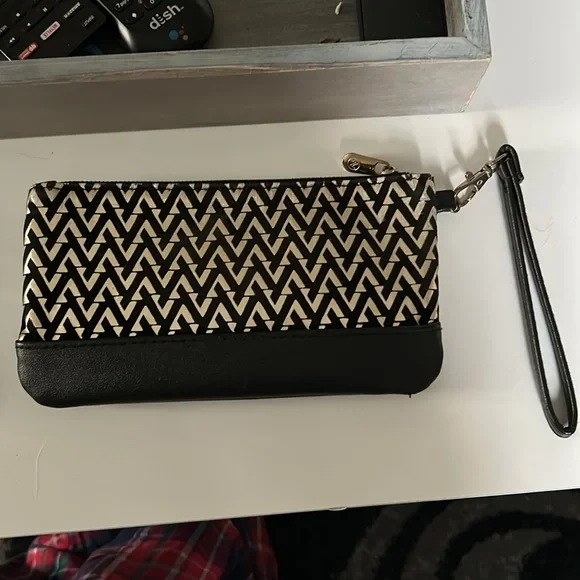 Adrienne Vittadini Black and Gold Clutch Bag, in great condition - Picture 2 of 6